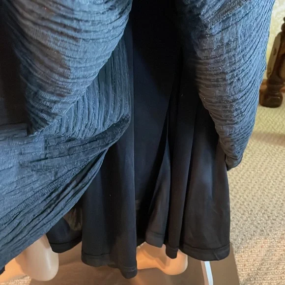 Incredible black crinkle look cut out maxi - Picture 6 of 7